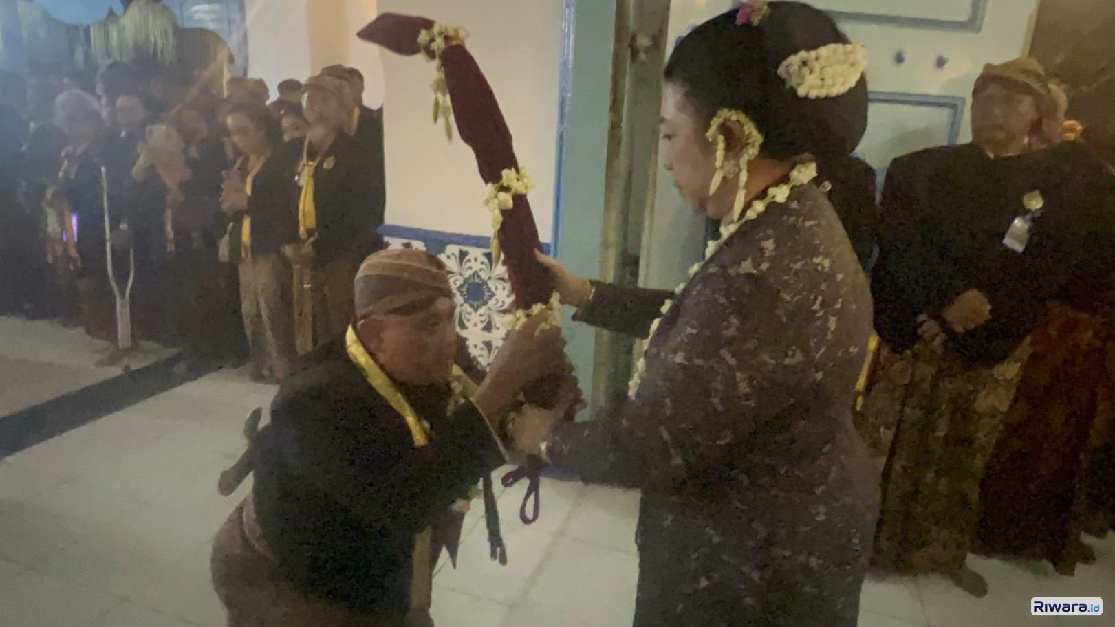 Ketua Lembaga Dewan Adat Keraton Surakarta GKR Koes Moertiyah Wandansari menyerahkan pusaka cemeti sebagai tanda kirab 1 Sura bisa dimulai